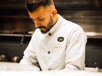 Φώτης Πάστρας: Ο πατρινός σεφ που μαγειρ...