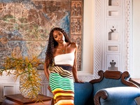 African Queen: Η Ναόμι Κάμπελ ανοίγει τη...