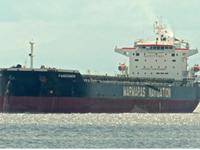 Φωτιά σε φορτηγό πλοίο με ελληνική σημαί...