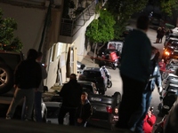 Παρέμβαση με τρικάκια και μπογιές έξω απ...