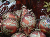 Χριστούγεννα: Πέρασε το παιδάκι στη βιτρ...