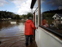 Γαλλία: Κεραυνός μετατρέπει τεράστιο δέν...