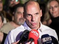 Ο Γιάνης Βαρουφάκης προτείνει τη Μάγδα Φ...