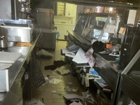 Βόλος: Έκαναν γυαλιά καρφιά κατάστημα στ...