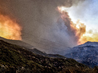 Η πυρκαγιά του Ξυλοκάστρου πλησιάζει στη...