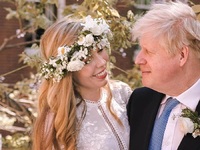 Το ελληνικό νυφικό της κυρίας Μπόρις Τζό...