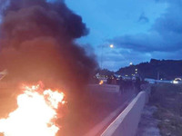 Αίγιο: Άναψαν φωτιές οι αγρότες στο μπλόκο