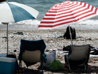 Δάφνες: Μπλουζάκια και παπούτσια λουόμεν...