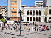 Έφτιαξαν μια ροζ αλυσίδα ζωής στην πλατε...