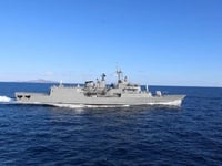 Ελληνικά πολεμικά πλοία έξω από τα χωρικ...