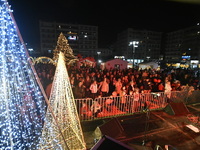 Άναψε στην πλατεία Γεωργίου το Χριστουγε...