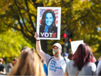 Κλείνει την ψαλίδα η Κάμαλα Χάρις - Ισόπ...