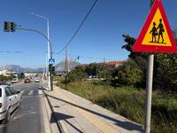 Εκτός λειτουργίας, φανάρια δίπλα σε σχολ...