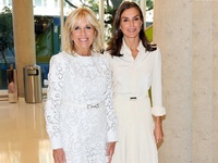 Στα λευκά Τζιλ Μπάιντεν και Λετίσια της ...