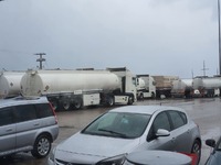 Ουρές φορτηγών στην Κυλλήνη - Σφοδροί άν...