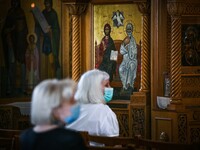 Αντιεμβολιαστής ιερέας έδιωξε πιστούς απ...