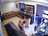 Βηρυτός: Πατέρας προσπαθεί να προστατέψε...