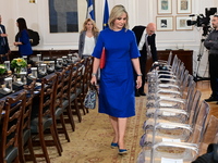 Νωρίς νωρίς στη... δουλειά οι νέοι Υπουρ...