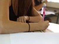 Πανελλήνιες 2025: Τι επιτρέπεται να έχου...