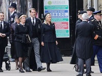 «Ανατομία» του πένθιμου outfit της Μαρί ...