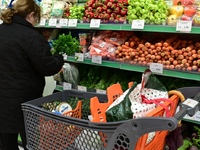 Εορταστικό ωράριο: Τι ώρα κλείνουν σήμερ...