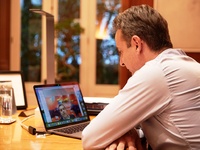 Τηλεδιάσκεψη Μητσοτάκη - Τσίπρα για τον ...