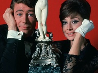 Επαναπροβάλλεται στη χώρα μας η κομεντί ...