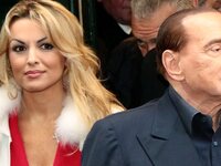  Ο Σίλβιο Μπερλουσκόνι με την κατά 53 χρ...