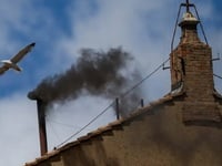 Βατικανό: Μαύρος καπνός ξανά- Δεν βγήκε ...