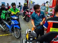 Μετά την Ινδία, πανικός για τα καύσιμα κ...