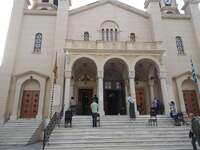 Άνοιξαν οι εκκλησίες - Καρέκλες στα σκαλ...