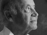 Μίμης Πλέσσας: Το 2010 αναγορεύθηκε επίτ...