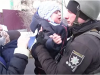 Ουκρανία: Το γοερό κλάμα αγοριού όταν απ...