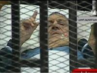 Πάνω σε φορείο στο δικαστήριο ο Μουμπάρακ 