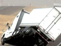 Τέξας: Ισχυροί άνεμοι αναποδογυρίζουν ντ...