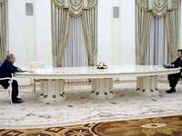 Ο Μακρόν έκατσε μακριά από τον Πούτιν γι...