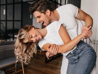 Τα 2 ζώδια που προσελκύουν πάντα την αγάπη