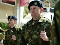 O Στέφανος Κασσελάκης κάνει παρέλαση ως ...