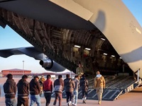 Ο Τραμπ άρχισε τις μαζικές απελάσεις στι...