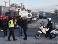 Αγρότες: Έκλεισαν τη σήραγγα των Τεμπών ...