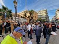 Πάτρα: Μέρα και νύχτα έξω από το Δημαρχε...