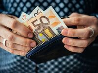 Ανεβαίνει από σήμερα ο κατώτατος μισθός ...