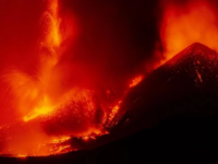«Βρυχάται» και πάλι η Αίτνα: Κλείνει το ...