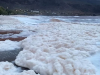 Γέμισαν λευκό αφρό οι ακτές της Κρήτης μ...