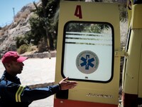 Έκοβε ξύλα με τον άνδρα της στο δάσος κα...