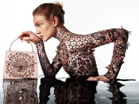 H Nατάλια Βοντιάνοβα με τις νέες, εκθαμβ...