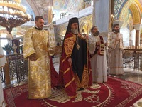 Μητροπολίτης από τη Ρουμανία συλλειτούργ...