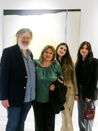 O συλλέκτης Βασίλης Καλογηράτος με την ο...