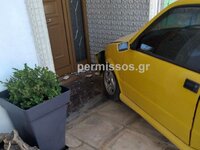Αλίαρτος: Αυτοκίνητο κατέληξε σε είσοδο ...
