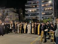 Πάτρα: Πλήθος πιστών περιμένει το Άγιο Φ...